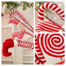 Tannenzweig mit Strickmütze, Zuckerstange, Weihnachtsdekoration