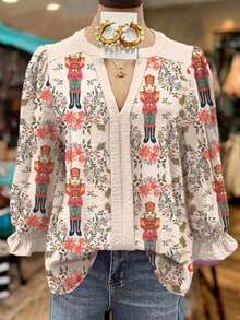 Nutcracker Printed V-Neck Shirt - Festive Contrasting Color Design, Decorated With Holiday Toy Soldier Patterns And Floral Accents - A Casual Long-Sleeved Top Suitable For Christmas Parties, Winter Outfits, And Daily Vibrant Looks - A Must-Have Item In Your Festive Wardrobe That Is Soft, Stylish, And Comfortable Against The Skin - Màu be - Xem 1