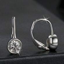 LOVESSOM زوج من أقراط الفضة الإسترليني المطلية بالذهب عيار 14 قيراط، 0.5 قيراط * 2 موسانيت، بتصميم كلاسيكي بسيط وعصري مناسب للرجال والنساء، مناسب لحفلات الزفاف والمناسبات الخاصة كعيد الأم وعيد الأب والعيد والشكر وعيد الميلاد وبداية العام الدراسي وموسم الزفاف والذكرى السنوية