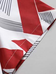 Conjunto de dos piezas para hombre compuesto por una camisa de manga corta con estampado geométrico de inspiración hawaiana y unos pantalones cortos con cordón. Confeccionado en tejido de poliéster ligero y transpirable, es la elección perfecta para las vacaciones en la playa y las salidas al mar. Un regalo ideal para tu novio o marido. - Rojo - Ver 5