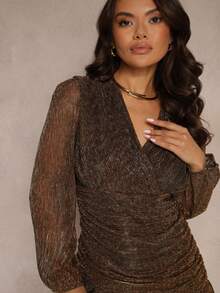 Vestido justo com decote cruzado e fio metálico