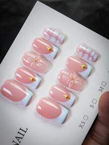 10片Y2K风格裸粉色底色搭配浅蓝色法式透明3D花朵美甲贴片 - 纯手工制作浅蓝色格纹方甲贴片 - 以裸粉色为主色调，搭配浅蓝色法式底色、小星星装饰、金色花蕊立体透明花朵假指甲 - 清新甜美，夏秋必备美甲单品 - 适合日常佩戴、校园、派对等场合，是送给女性和女孩的最佳礼物 - 手工美甲贴片 - 淺藍色 - 查看 7