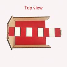 Uma pequena caixa de armazenamento de madeira com um padrão de desenho animado de um Papai Noel colorido entregando presentes, série de montagem DIY não concluída.