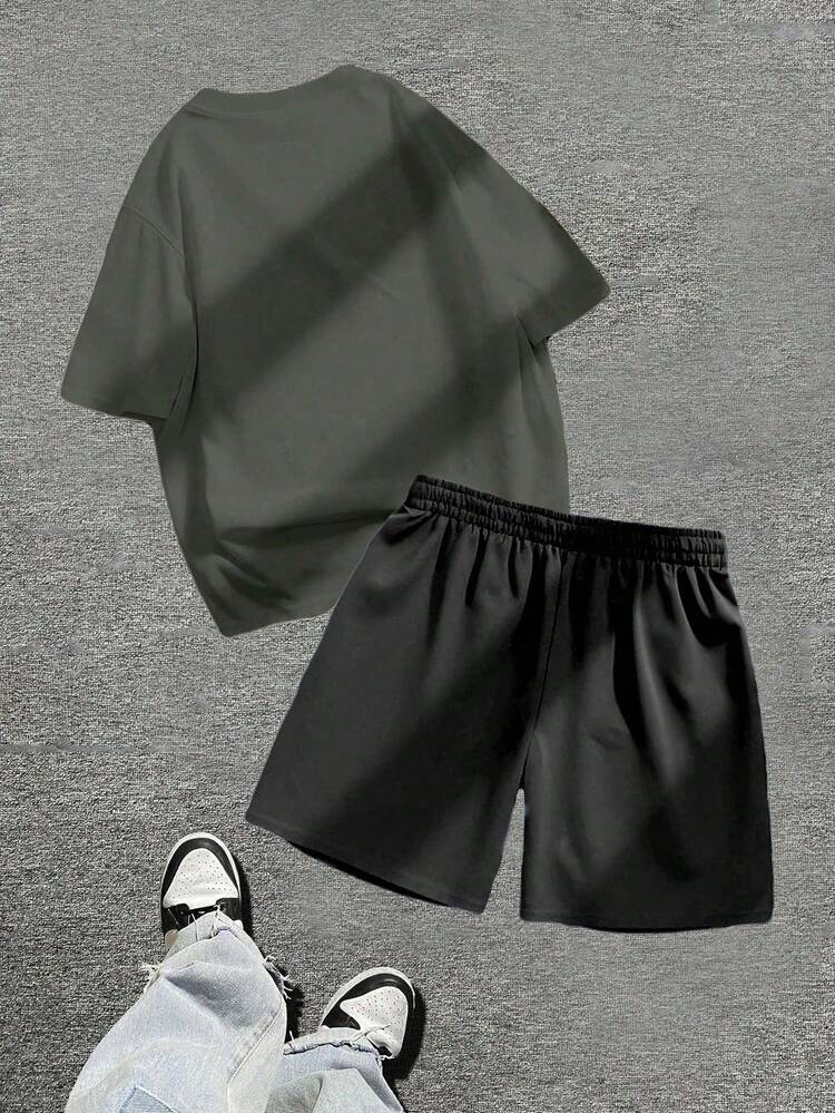 Conjunto de camiseta de manga corta y pantalones cortos para hombres, estilo primavera y otoño, camiseta de manga corta + pantalones cortos, suave y cómodo, lavable a máquina, lavable en seco, de alta calidad - Eslogan en fuente artística - Estampado de patrón en la parte superior + pantalones, estilo hip-hop, adecuado para festivales, vuelta al colegio, calles, salidas al aire libre - Gris oscuro + negro - Añade 2