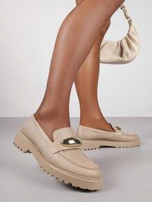 Mocassins Vices com Palmilha e Decoração Metálica - Bege - Ver 2