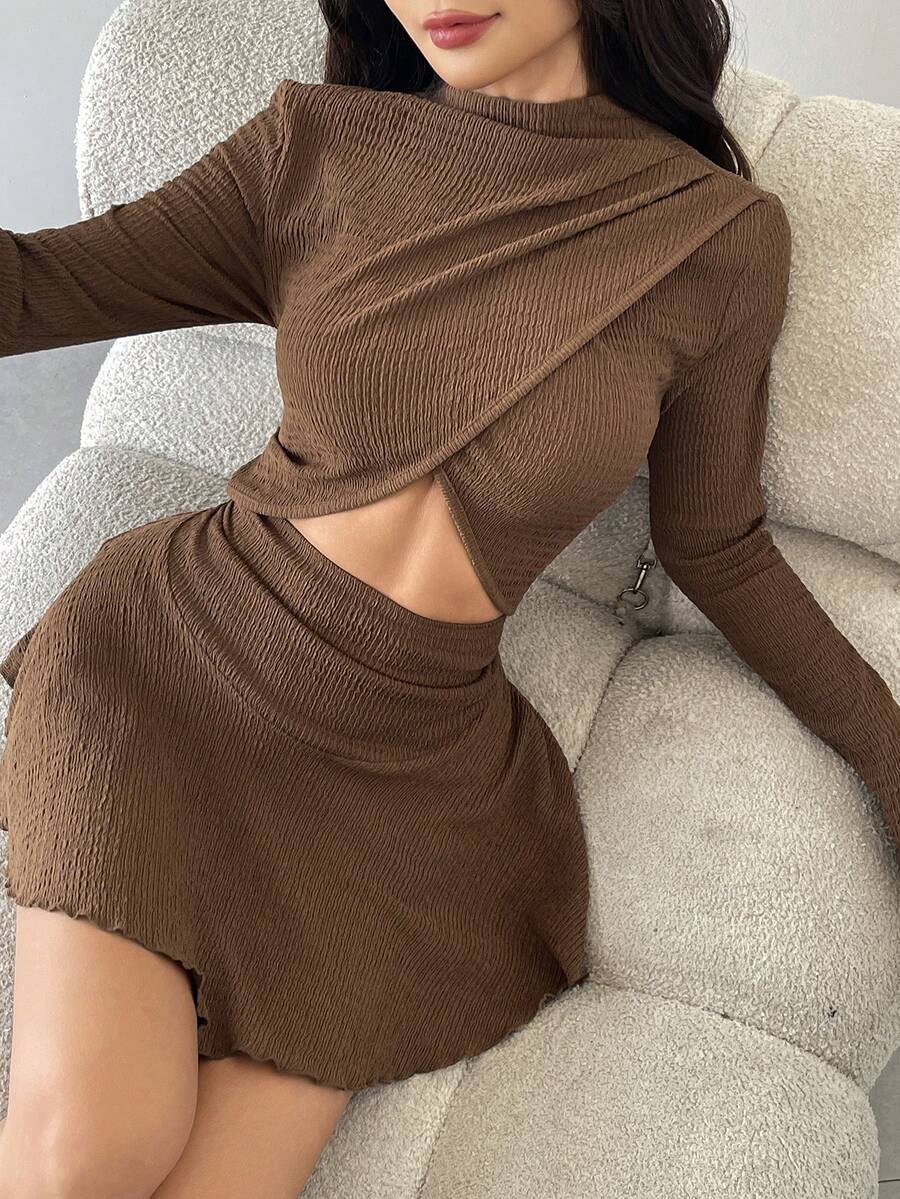 Vestido Assimétrico de Gola Alta e Cintura Envolvente em Cor Sólida