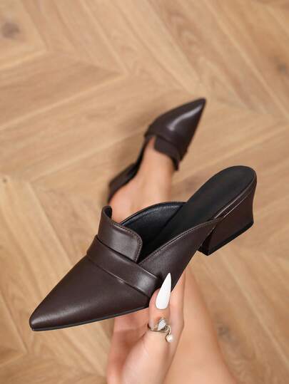 优雅的露跟穆勒鞋，饰有绑带，棕色PU皮革百搭套脚鞋，适合通勤、度假、晚宴等场合，四季皆宜，优雅时尚。