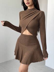 Vestido Assimétrico de Gola Alta e Cintura Envolvente em Cor Sólida