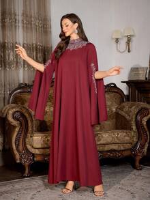 女士立领纯色连衣裙，饰以大量水钻和珍珠，领口精美，超长开衩袖，优雅长裙，适合正式场合和派对度假。 - 酒紅色 - 查看 6