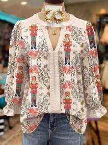Nutcracker Printed V-Neck Shirt - Festive Contrasting Color Design, Decorated With Holiday Toy Soldier Patterns And Floral Accents - A Casual Long-Sleeved Top Suitable For Christmas Parties, Winter Outfits, And Daily Vibrant Looks - A Must-Have Item In Your Festive Wardrobe That Is Soft, Stylish, And Comfortable Against The Skin - Màu be - Xem 3