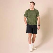 Essentials Men's UPF 50 Quick Dry Short Sleeve Swim Shirt - 酒紅色 - 查看 7