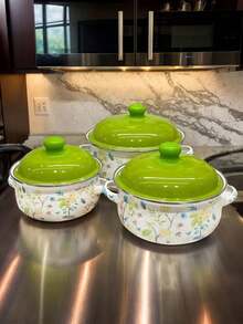 Zestaw 1/3 szt. wielofunkcyjnych naczyń emaliowanych o średnicy 16-20 cm, lekki i przenośny. Zawiera garnek do zupy, garnek do gulaszu i patelnię z powłoką nieprzywierającą. Łatwy w czyszczeniu. Nadaje się do kuchenek gazowych i indukcyjnych. Trwały. Niezbędny w kuchni domowej i restauracyjnej. Zestaw naczyń emaliowanych, niezbędny w kuchni, akcesoria kuchenne, dekoracje kuchenne, Walentynki, Ramadan, Eid Al-Fitr, wielkanocny pomocnik kuchenny. - Wielokolorowe - Zobacz 6
