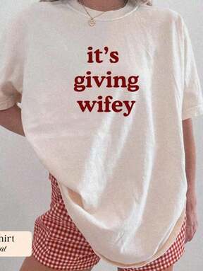 Camiseta "Its Giving Wifey" - Camiseta de novia, camiseta de recién casada, regalo de compromiso personalizado, atuendo de luna de miel, camiseta del día de la boda, vibras de esposa, novia, camiseta de algodón clásica de manga corta sobredimensionada, camiseta gráfica impresa, blusa casual de manga corta para uso diario