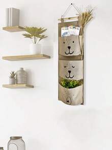 1 个可爱的悬挂式收纳袋，带有 3 个口袋，采用不同的笑脸熊图案。挂在床边、墙壁或门上，可轻松存放小物品，为您的生活增添温暖 - 不含挂钩（随机颜色）