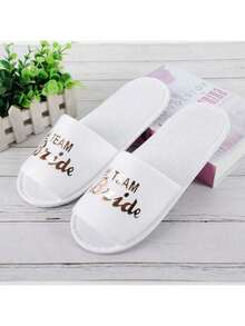 زوج من الأحذية الرخيصة للحفلات والأعراس من القماش غير المنسوج اللامع بطباعة حرفية إنجليزية، لوازم فندقية للاستخدام مرة واحدة