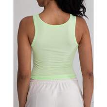 Camiseta de mujer de costilla con acolchado, top de entrenamiento de cuello cuadrado, top corto ajustado, camiseta básica de tirantes - verde menta - Ver 3