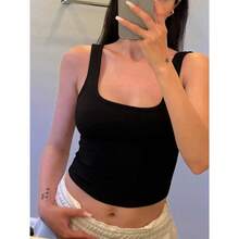 Camiseta de mujer de costilla con acolchado, top de entrenamiento de cuello cuadrado, top corto ajustado, camiseta básica de tirantes - Negro sólido - Ver 4