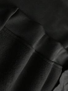 Nueva sudadera con capucha de moda para hombres con un diseño de coche genial, perfecta para uso diario casual. Tiene un cordón ajustable, forro de felpa y gráficos de personajes únicos con impresiones de letras en inglés, junto con un bolsillo canguro frontal. - Negro - Ver 2