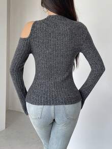 Camiseta Feminina de Manga Longa com Decote Oblíquo, Cor Sólida, Canelada, com Recorte e Decoração Metálica em Forma de Concha Vazada, Adequada para Casa, Escritório, Primavera, Outono e Inverno