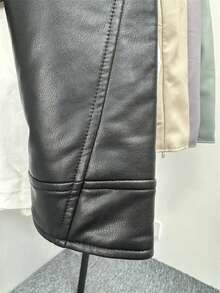 Jaqueta casual de manga comprida, gola pontiaguda, bolso com zíper e cinto, cor sólida, ideal para o inverno. Preta. - Preto - Ver 6