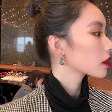 A Pair Of High-End French Retro Earrings With A Niche Fashion Design, Perfect For Daily Wear, Commuting, And Gatherings - An Ideal Gift - 黑色 - 查看 3