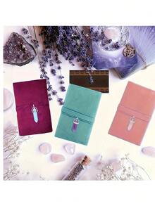 这款天鹅绒塔罗牌收纳袋配有水晶吊坠,采用双面可折叠设计,抽绳封口,柔软的布料保护套,便携式卡包,适合存放塔罗牌和小物件。这款塔罗牌收纳袋采用保护性布料,可有效保护卡片和物品,是节日必备佳品,充满神秘美感,经久耐用,也是存放珠宝的理想之选,更是灵性探索者的完美伴侣。 - 彩色 - 查看 8