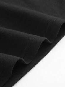 Esta camiseta presenta un estampado con la frase This is how I fight my battles acompañada de imágenes de libros y adornos florales. Camiseta oversized para damas, disponible en colores blanco y negro, con estampados de letras, flores y anime. El diseño general combina sensación con elementos de estampado, tiene un estilo casual y posee función de adelgazar, siendo una pieza básica y versátil. El modelo es animado y divertido, ideal para atuendo diario, vacaciones y crear looks de estilo callejero, así como para looks de Halloween y Día de los Muertos.