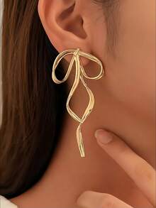 1 对优雅金色蝴蝶结金属耳钉，适合女士在情人节、约会、外出和日常佩戴