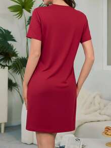 Bộ đồ ngủ nữ tối giản và thời trang, với các yếu tố Ngày Valentine, khẩu hiệu LOVE và họa tiết hoa. Sự lựa chọn hoàn hảo cho trang phục mặc nhà thoải mái. - Màu Đỏ Sâu - Xem 3