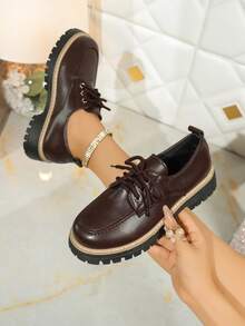 女士时尚乐福鞋 - 黑色和棕色合成材料，橡胶鞋底，系带款式，学院风设计，四季鞋 - 棕色 - 查看 2