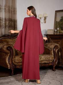 女士立领纯色连衣裙，饰以大量水钻和珍珠，领口精美，超长开衩袖，优雅长裙，适合正式场合和派对度假。 - 酒紅色 - 查看 2