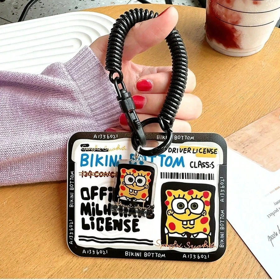 这款可爱经典的海绵宝宝卡包采用经典卡通设计。透明面可放置名片、银行卡、学生证等。它能保护您的卡片免受刮擦、磨损和消磁，延长卡片的使用寿命。此外，它还配有弹簧挂绳，方便携带。 - 彩色 - 查看 1