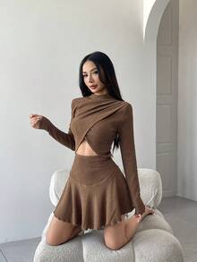 Vestido Assimétrico de Gola Alta e Cintura Envolvente em Cor Sólida