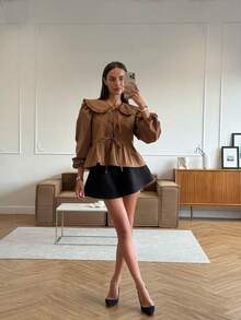 休闲纯色长袖衬衫，彼得潘领和前领带设计，适合女士，非常适合俱乐部和街头服饰美学 - 摩卡棕 - 查看 8