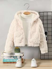 1件春秋新款女童外套，白色连帽长袖蓬松外套，修身舒适保暖，适合女孩日常休闲穿着。