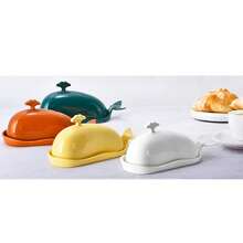 Ursword 1 zestaw pięknej ceramicznej maselniczki z pokrywką do lodówki blatowej, pojemnik na masło w kształcie wieloryba z porcelanową pokrywką i uchwytem do masła w kostce East West Coast, pojemnik na masło, zabawny wystrój kuchni i akcesoria na prezenty kuchenne, kolorowy, zawiera kolor biały, zielony, pomarańczowy, żółty i czarny