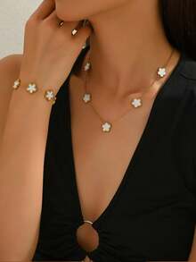 TONSI 一套时尚简约18K镀金不锈钢四叶草项链、手链、耳环首饰套装，适合女性日常佩戴和约会，五叶草贝壳项链 - 金色 - 查看 1