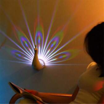 1PC 孔雀投影灯遥控小夜灯床头七彩氛围灯 USB 充电家用创意壁挂式 - 配有遥控器（含电池）和 USB 充电线