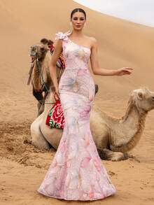 Faeriesty 这款奢华柔和色调的露肩美人鱼闪亮晚礼服，饰有精致的3D立体花卉贴花，修身鱼尾廓形和轻盈的薄纱细节，是婚礼招待会、正式晚宴、高端晚宴和红毯活动的理想之选，尽显优雅气质。 - 淺粉色 - 查看 7