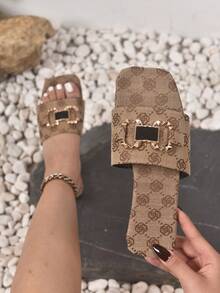 Chinelos femininos estilo europeu e americano, bico quadrado, fivela de metal, sandálias da moda - Caqui - Ver 6