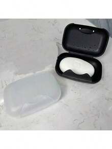 Una caja de jabón portátil e impermeable con 4 colores a elegir: negro, transparente, azul y rosa. Cuenta con una tapa sellada para almacenar jabón en el baño y es adecuada para usar en el baño, la decoración del hogar, la decoración de otoño, hoteles, la temporada de regreso a la escuela, campamentos, gimnasios, viajes, regalos de Navidad y Halloween.