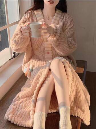 秋冬季加厚珊瑚绒浴袍，宽松版型，秋冬女士睡衣套装，保暖加厚长款睡袍，甜美开衫家居服，柔软舒适吸水，适合浴室、卧室、泳池等场所穿着，是日常出行必备单品——秋冬季完美礼物之选