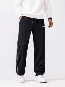 男士休闲运动长裤，宽松直筒版型，垂坠感十足。适合室内外活动，也可作为情侣礼物。面料为100%涤纶。配有抽绳腰带，方便调节，多种颜色可选。 - 黑色 - 查看 5