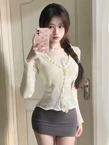 二合一杏色腰部抽绳心形扣收腰性感特殊纹理蕾丝拼接V领针织开衫，适合秋季穿着，修身外套毛衣上装，适合约会、通勤、圣诞节、新年等场合。 - 杏色 - 查看 6