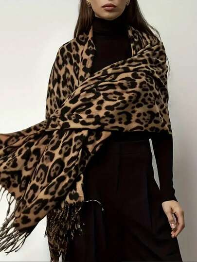 1条女士豹纹流苏围巾，欧美风格，仿羊绒混纺，保暖休闲，适合秋冬季搭配连衣裙、沙滩装、度假服饰。