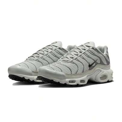  Nike Air Max Plus 女子跑步鞋采用全掌可视气垫，减震回弹，全新火焰形笼式设计，提供高抓地力和舒适度，适合健身、训练和休闲穿着 FV8480-002