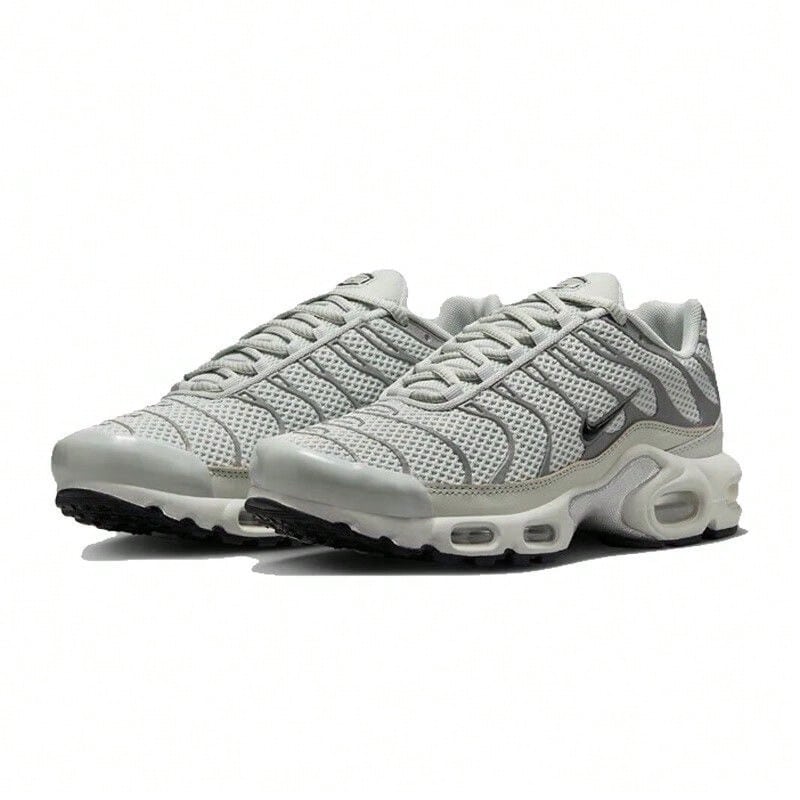 Nike Air Max Plus 女子跑步鞋采用全掌可视气垫,减震回弹,全新火焰形笼式设计,提供高抓地力和舒适度,适合健身、训练和休闲穿着 FV8480-002 - 綠灰色 - 查看 1