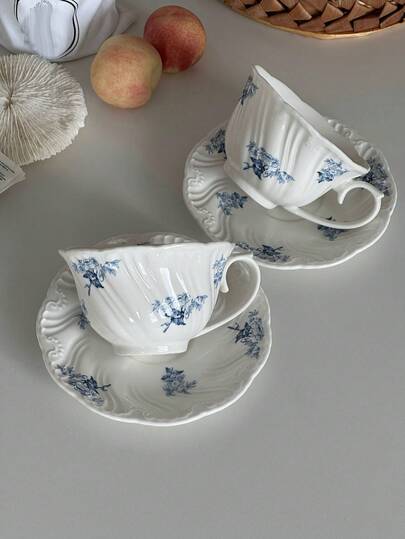 250ml Vintage französisch geprägter Blumen Teetasse und Untertasse Set, elegante blaue Blumen Keramik Kaffeetasse und Untertasse, verfeinerter Nachmittags Teebecher, Tasse, Urlaubsgeschenk, Geschenk zur Schulanfang für Mitschüler und Lehrer
