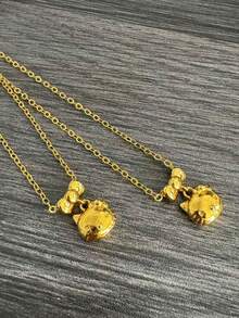 Sanrio Modny, uroczy naszyjnik z wisiorkiem Hello Kitty wykonany ze stopu metali. Kreatywny i uroczy design. Nadaje się do codziennego noszenia. Wielofunkcyjny naszyjnik z kotkiem jako mały prezent dla przyjaciół. Nadaje się na każdą porę roku (niektóre części mogą być losowe).