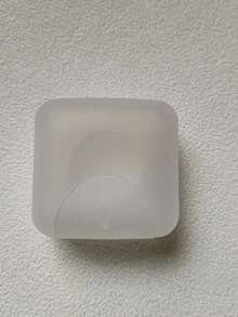 Una caja de jabón portátil e impermeable con 4 colores a elegir: negro, transparente, azul y rosa. Cuenta con una tapa sellada para almacenar jabón en el baño y es adecuada para usar en el baño, la decoración del hogar, la decoración de otoño, hoteles, la temporada de regreso a la escuela, campamentos, gimnasios, viajes, regalos de Navidad y Halloween.